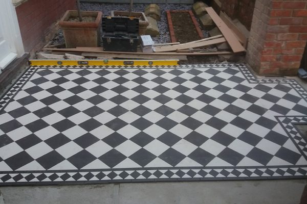 Oxford’ diamond pattern using 151x151mm black and white squares.