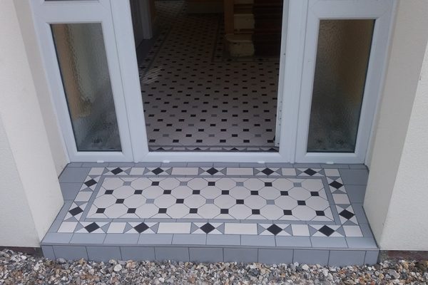 Sherwood’ pattern with ‘Conrad’ border